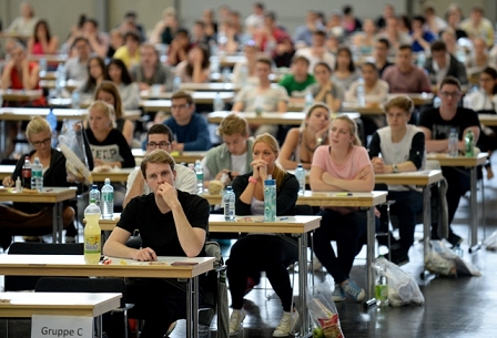 Angehende StudentInnen beim Medizinaufnahmetest